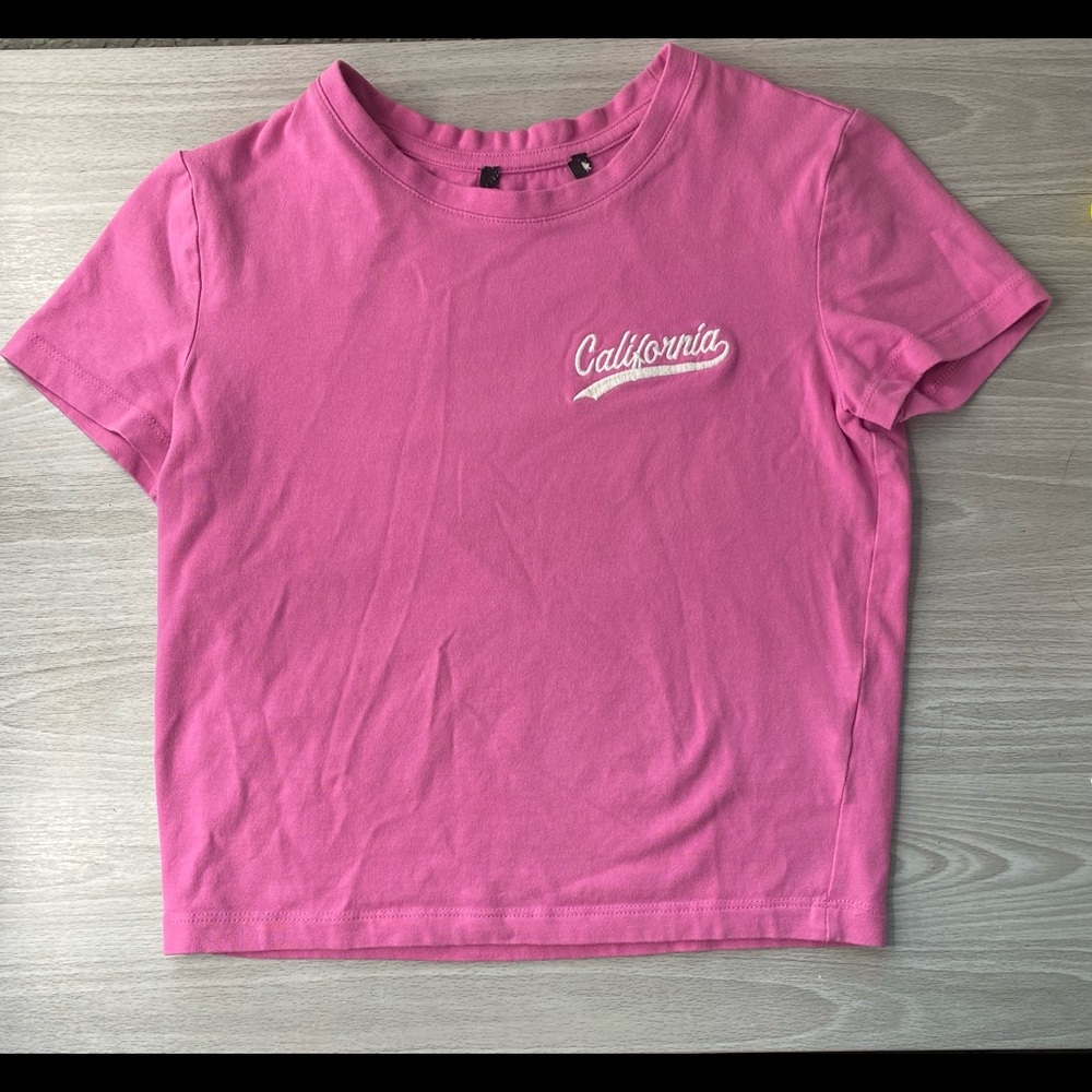 Super cute pink colored top. Says California and looks cute on anyone!